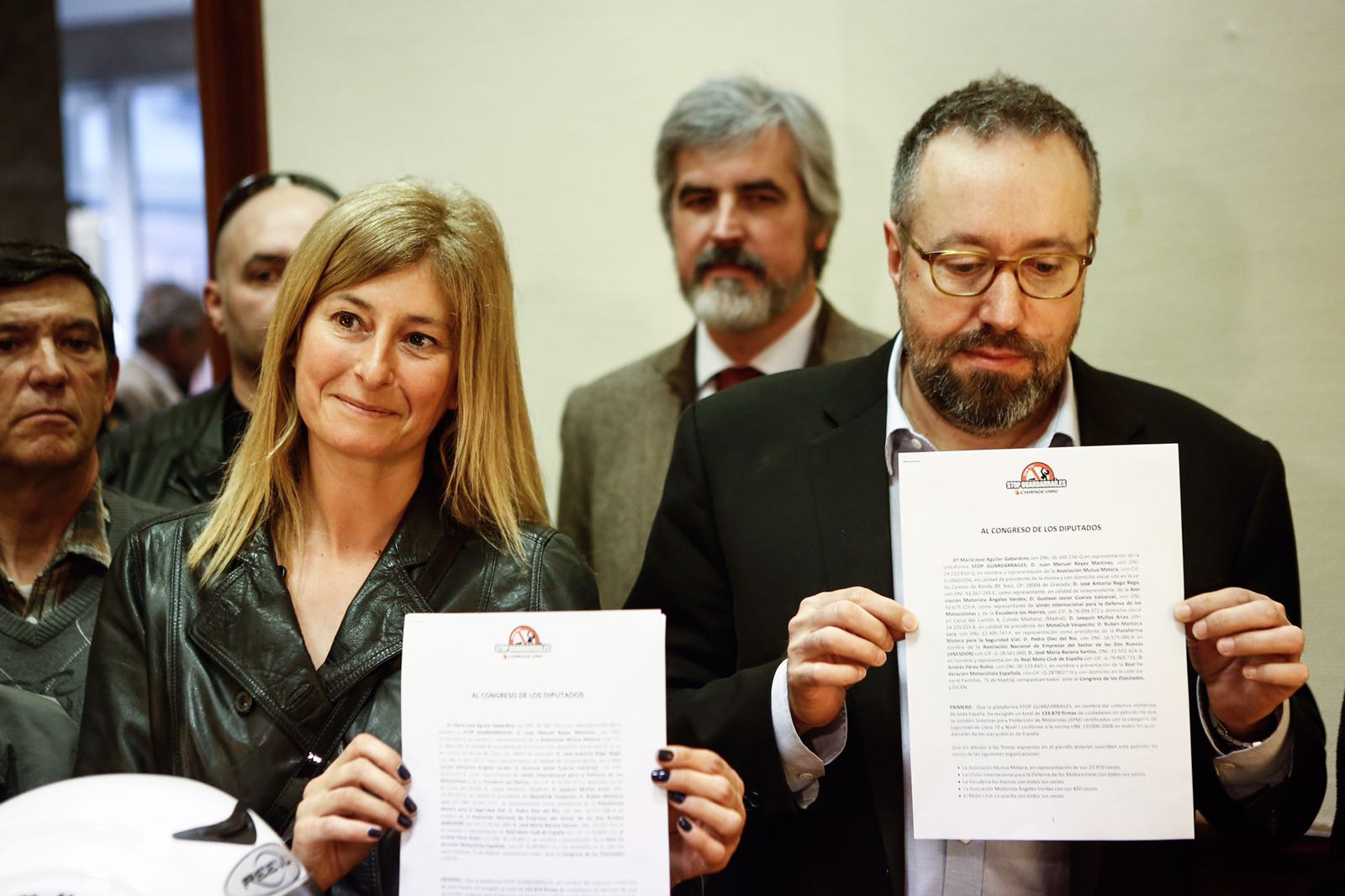 Presentadas firmas Stop Guardarrailes en Congreso de los Diputados. Manifestaciones 2 de abril y algo de historia.