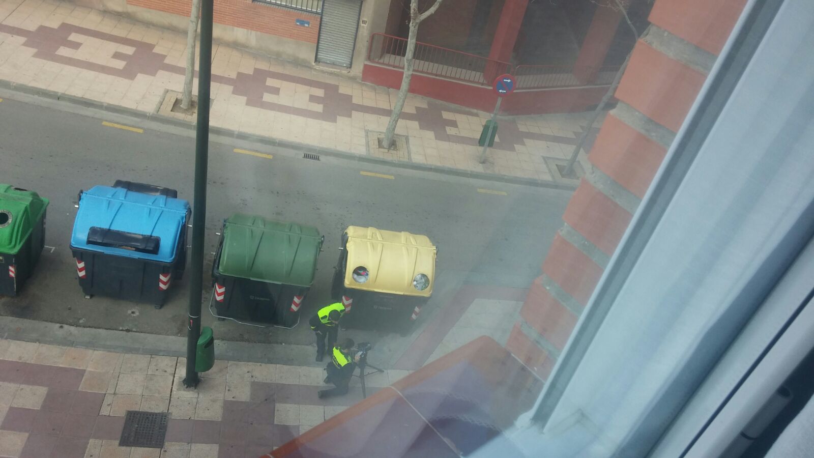 Cinemómetro y personal policial sobre aceras peatonales controlando la velocidad.