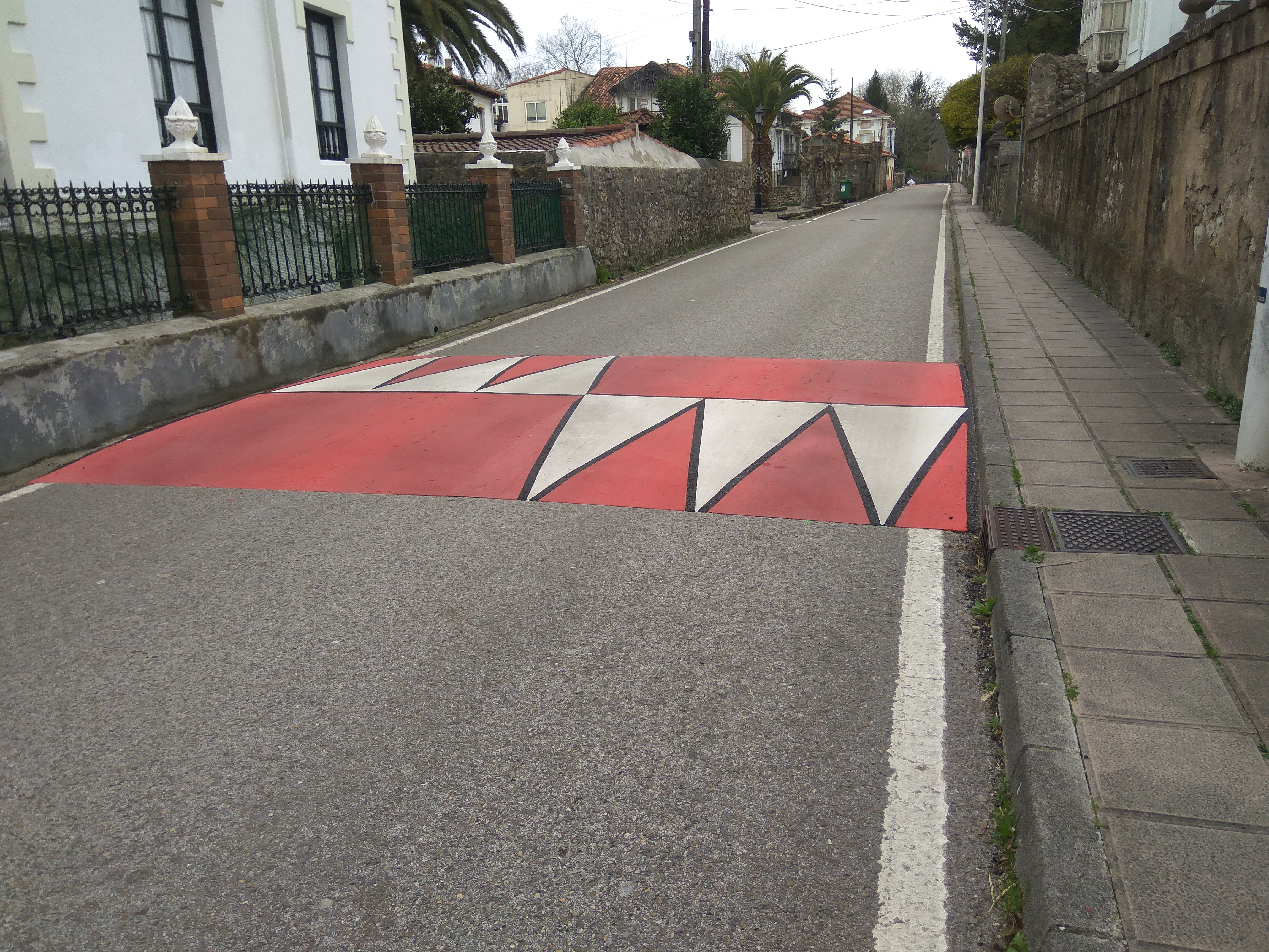 Alerta de riesgo. Denunciados reductores de velocidad ilegales en Reocín (Cantabria) y Barcelona