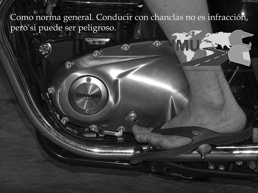 Conducir con chanclas no es infracción, pero puede ser peligroso.