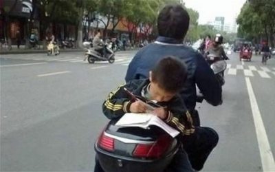 Cuando la moto es necesidad… y la protección de los niños.