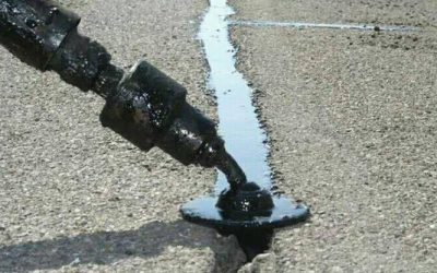 ¿Te has caído? El exceso de selladora en calzada nos puede tirar de la moto… ¿lo denuncias?