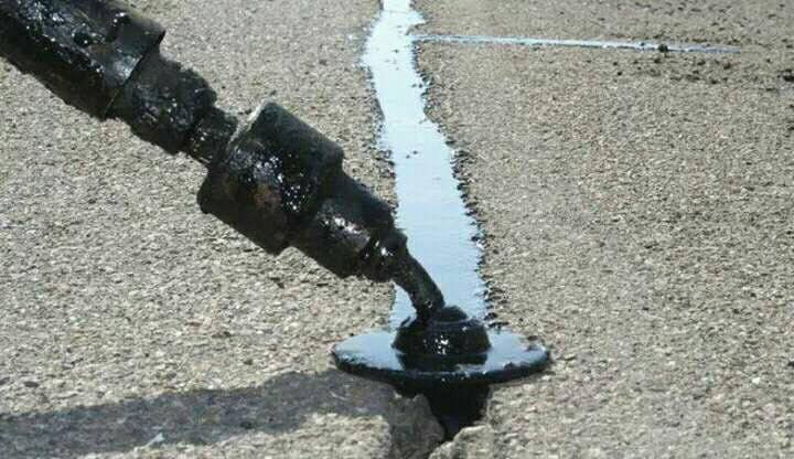 ¿Te has caído? El exceso de selladora en calzada nos puede tirar de la moto… ¿lo denuncias?