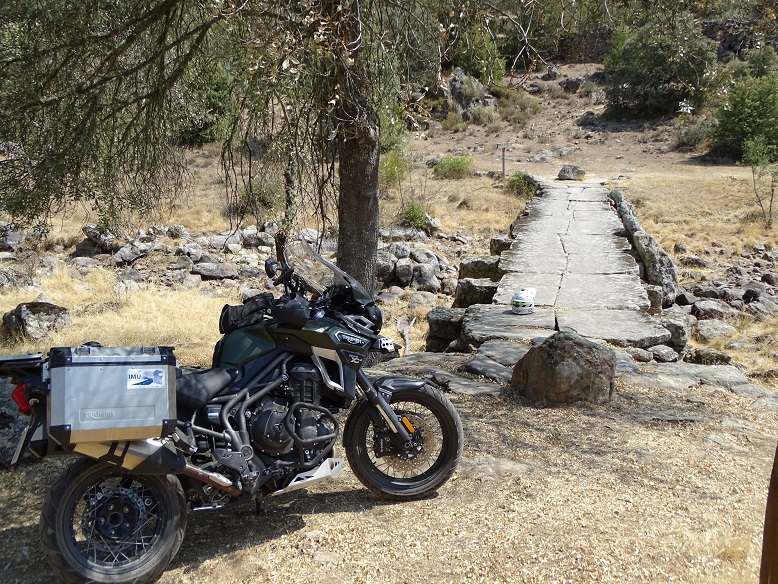 Trail aventura. Pasando por puentes rurales de losas.