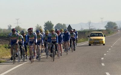 Ciclistas y columna de dos