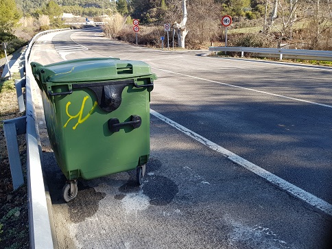 Un contenedor en un arcén es un delito…