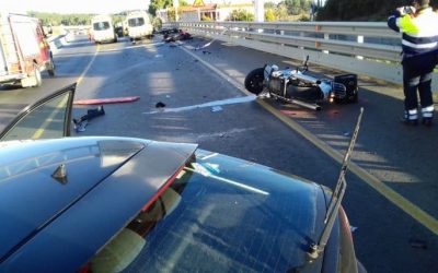 La conductora de un coche, machaca la vida de 3 motoristas!