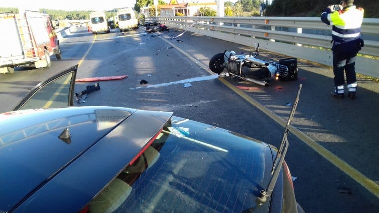 La conductora de un coche, machaca la vida de 3 motoristas!