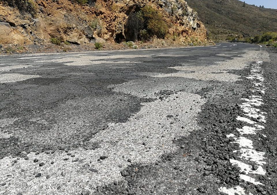Denunciada carretera TF-565 por el estado del firme y ausencia de señalización.