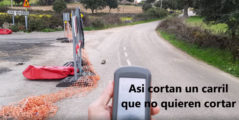 Formas ilegales de señalizar una obra… y muy peligrosas.