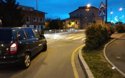 Poner una valla en medio de una calle sin señalizar… es delito.