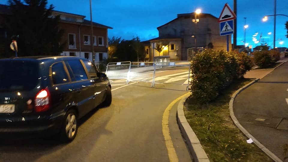 Poner una valla en medio de una calle sin señalizar… es delito.