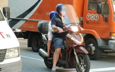 Niños en moto. Proteger a los niños es una obligación de todos.