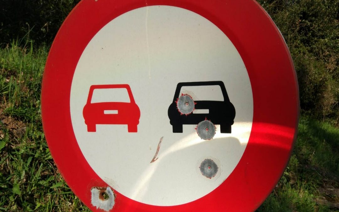 La locura del uso de armas de fuego en carreteras.