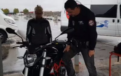 Subir la moto al caballete central.