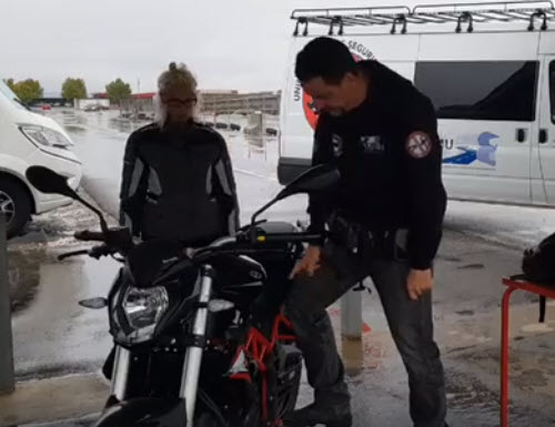 Subir la moto al caballete central.