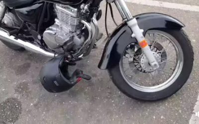 ¿Como dejas el casco en tu moto?