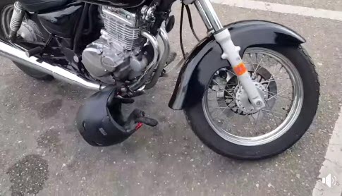 ¿Como dejas el casco en tu moto?
