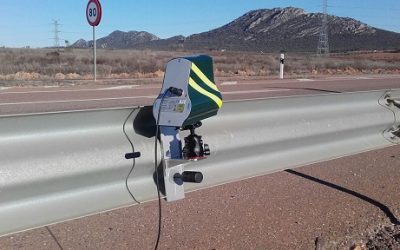 La DGT y la ARGC dictan instrucciones y prohibe la colocación del radar velolaser sobre el guardarail.