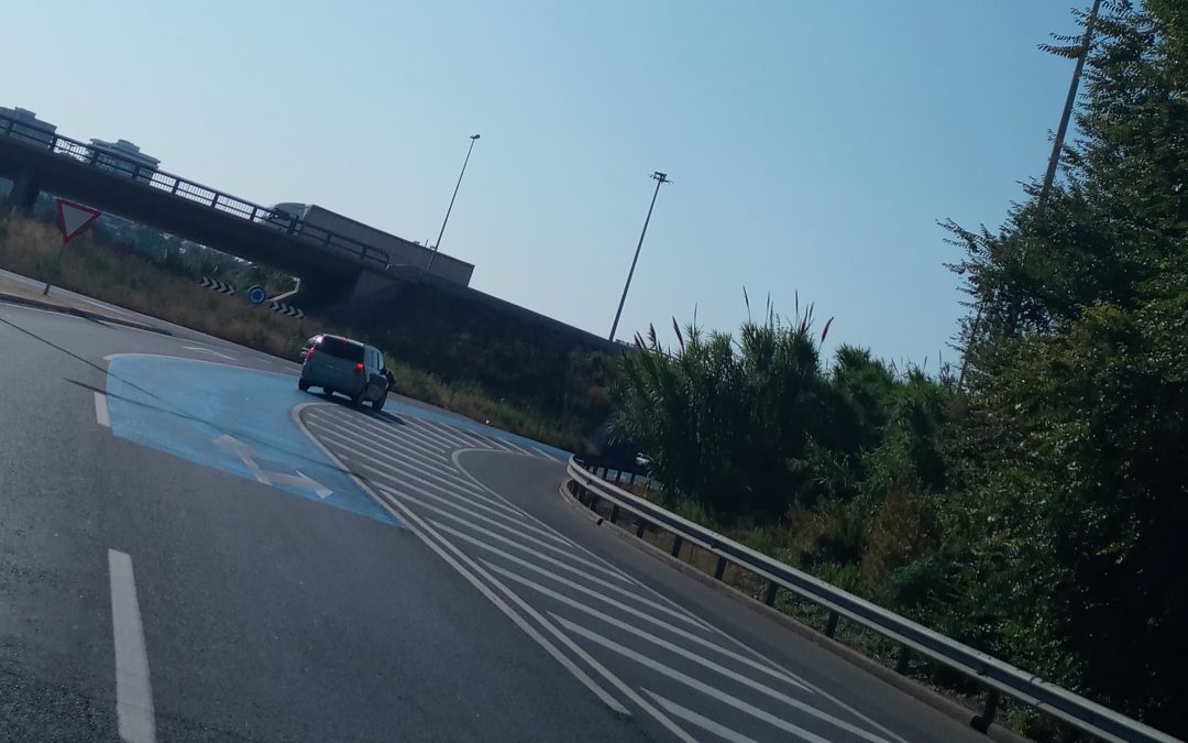 I.M.U. denuncia en Tarragona la presencia de varias marcas viales ilegales de color azul ocupando toda la anchura del carril, poniendo en peligro la seguridad de ciclistas y motoristas.