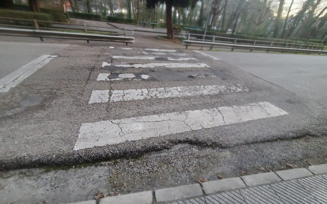 IMU DENUNCIA ES ESTADO DE CONSERVACION DE LA CARRETERAS as-228 EN ASTURIAS A LA ALTURA DEL KM-2 AFECTANDO A LA SEGURIDAD DE LOS CIUDADANOS.