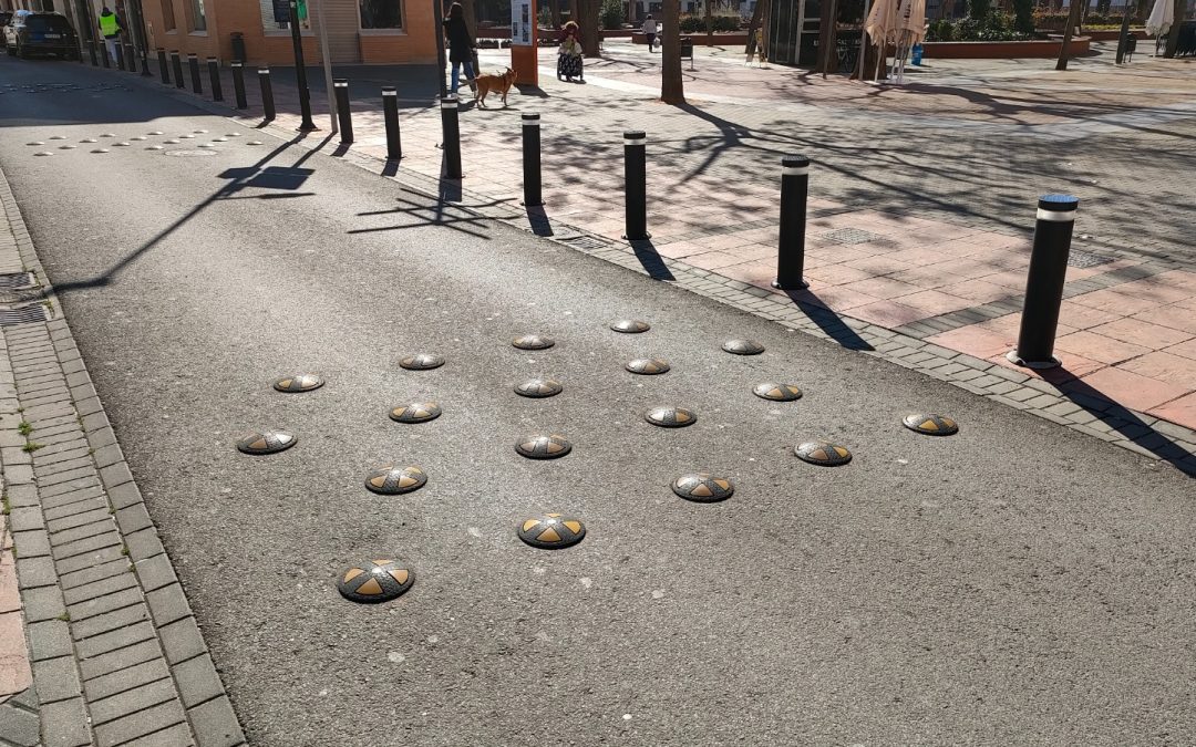 IMU DENUNCIA LA PRESENCIA DE CHINCHETAS DESESTABILIZADORAS DE MOTOCICLETAS, CICLOMOTRES, VMP Y BICICLETAS EN MIGUELTURRA (CIUDAD REAL) CAPACES DE PROVOCAR ACCIDENTES DE TRÁFICO.