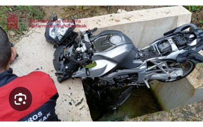 IMU DENUNCIA A LA COMUNIDAD AUTONOMA FORAL DE NAVARRA POR LA AUSENCIA DE PROTECCIÓN DE UN PASO DE AGUAS QUE OCASIONÓ LESIONES MUY GRAVES A UN MOTOCICLISTA